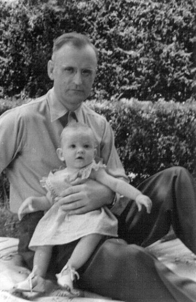 ../Images/Diana as baby with Father.jpg